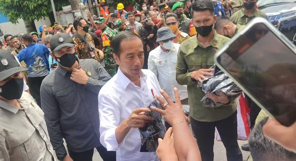 Perempuan Bersenjata Terobos Istana, Presiden Jokowi Kunjungi Pasar Klandasan Balikpapan Bagi BLT