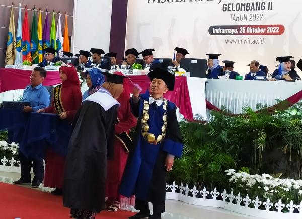 Pesan Rektor Unwir Indramayu Saat Upacara Wisuda 353 mahasiswa