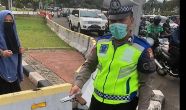 Polisi Bawa Orang Tua dan Geledah Rumah Perempuan Bercadar Siti Elina