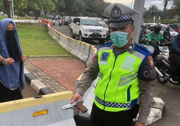 Membawa Senjata Api, Polisi Amankan Wanita Bercadar Terobos Istana Negara