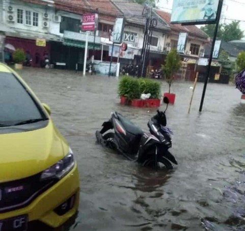 BREAKING NEWS : Hujan Deras, Ruas Jalan Kota Cirebon Dikepung Banjir