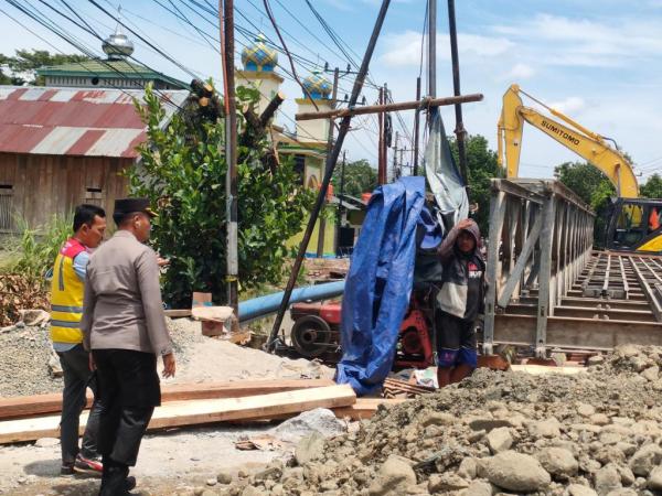 Tinjau Jembatan Salupikung, Kapolres Minta Segera Selesaikan Perbaikan