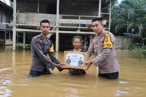 Puluhan Paket Sembako di Bagikan Polres Mateng di Desa Saloadak