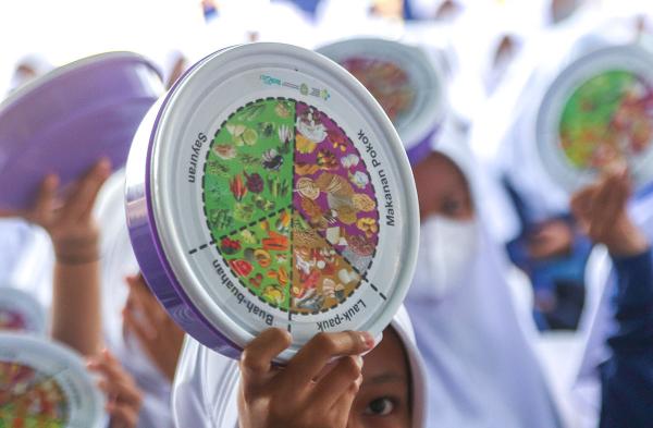 Gerakan Nasional Aksi Bergizi di Sekolah, Pelajar Putri SMPN 19 Palembang Tunjukan Menu Makan Pagi
