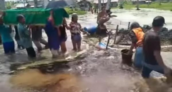 Viral! Jenazah Dikubur Saat Banjir, Netizen: Jenazah Ditenggelamkan?