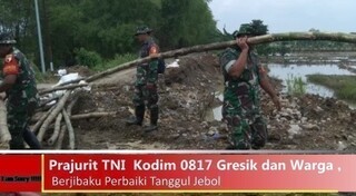 Prajurit TNI  Kodim 0817 Gresik dan Warga Berjibaku Perbaiki Tanggul Jebol