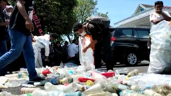 Pegiat Lingkungan Geram, Tumpahkan Sampah Botol Plastik Didepan Kantor Walikota Ternate