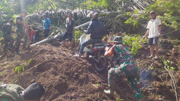 Petugas Bantu Warga Lewati Longsor yang Menutup Badan di Poros Rantepao - Rindingallo Toraja Utara
