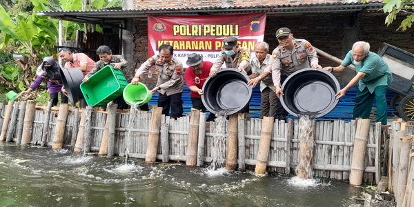 Program Ketahanan Pangan Polres Sukoharjo, Kapolsek Kartasura Tebar 3000 Bibit Ikan Lele