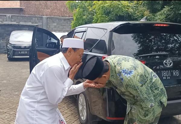 Anies Baswedan Sambangi Pondok Pesantren Zainul Hasan Genggong Probolinggo