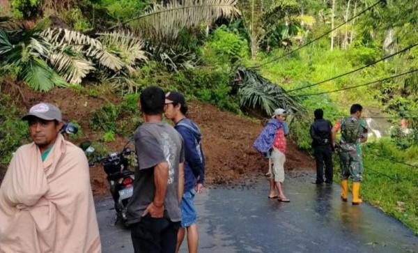 Longsor Tutup Badan Jalan di Toraja Utara, Para Siswa Terpaksa Terobos Longsor Demi ke Sekolah