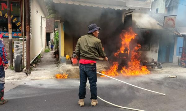 Istri Sedang Masak,Api Sambar Kios Bensin di Wanaraja Garut