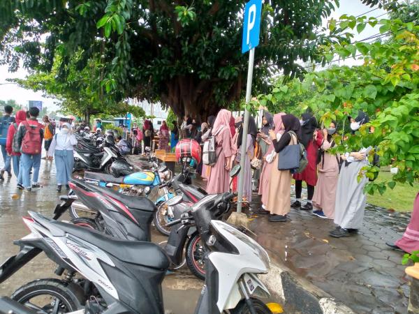 Musim Hujan, Warga dan Siswa Sekolah Keluhkan Minimnya Halte di Taman Patih Sampun Pemalang