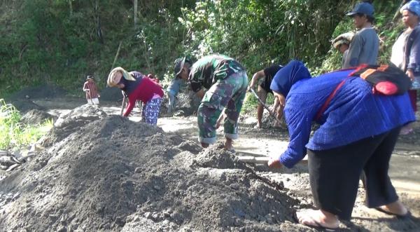 Wujudkan Mimpi Selama Puluhan Tahun, Para Wanita Perkasa Bantu Satgas TMMD ke 115 di Tana Toraja