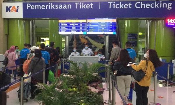 Viral Calon Penumpang Siram Kuah Oden ke Petugas Stasiun Gambir