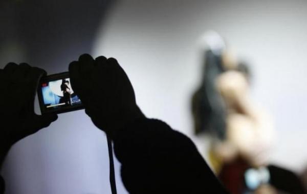 Berpakaian Setegah Telanjang Sambil Berpose di Museum, Wanita Ini Dikritik Publik