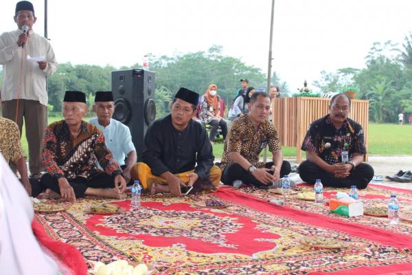 Daun Jati Jadi Ikon Unik Kenduri Syukuran Desa Wuled