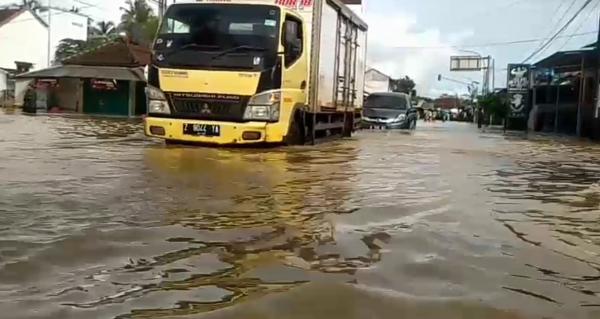 Luapan Sungai Citanduy Rendam Jalan Nasional Di Pangandaran Arus Lalulintas Tersendat