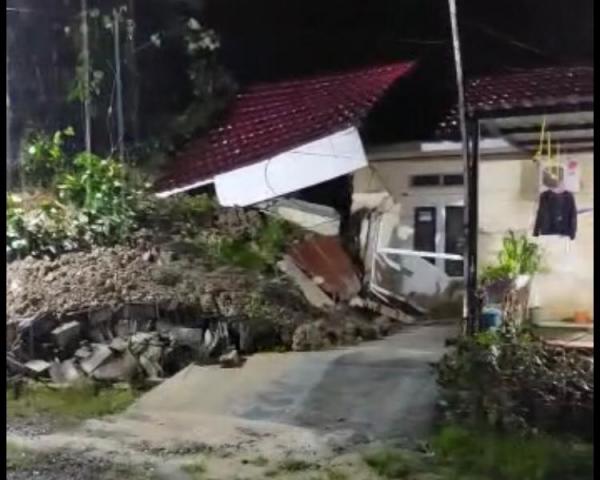 Banjir Mamuju : Satu Rumah di Korongana Kota Mamuju Tertimbun Longsor, Akses Terputus