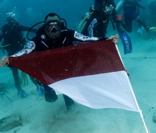 Pengibaran Bendera Merah Putih di Dasar Laut, Bersama  Wamendagri