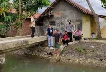 Warga Pekalongan Gempar! Bocah Umur 8 Tahun Ditemukan Tak Bernyawa di Tepi Sungai Karangdowo