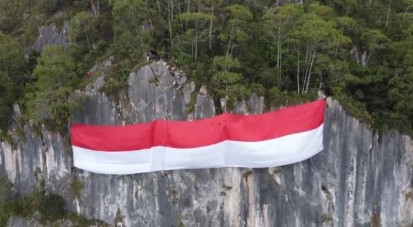 Pemuda Toraja Kibarkan Bendera Raksasa di Bukit Tinoring, Peringati Hari Sumpah Pemuda ke 94