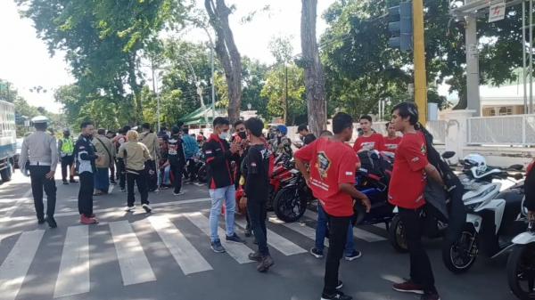 Puluhan Anggota Klub Motor di Kota Probolinggo, Aksi Tabur Bunga di Momen Sumpah Pemuda