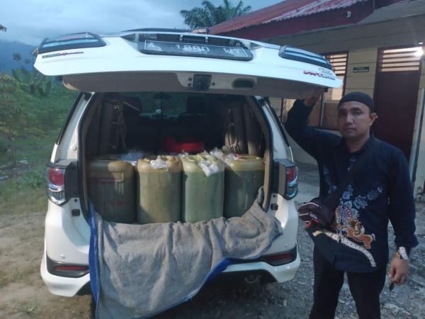 Mobil Mewah Fortuner Angkut BBM Jenis Pertalite Menggunakan Jerigen Ditangkap Polisi di Aceh