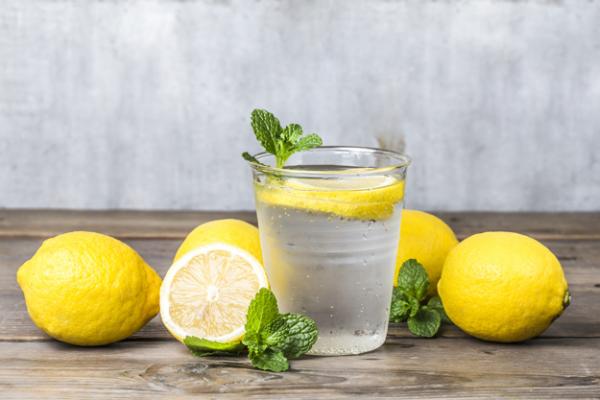 5 Manfaat Jeruk Lemon Hangat Bagi Kesehatan yang Perlu Dicoba
