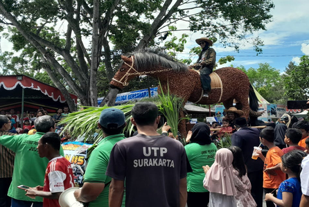 Warga Antusias dan Berebut Gunungan Kirab Budaya Grebeg Penjalin di Desa Trangsan Sukoharjo