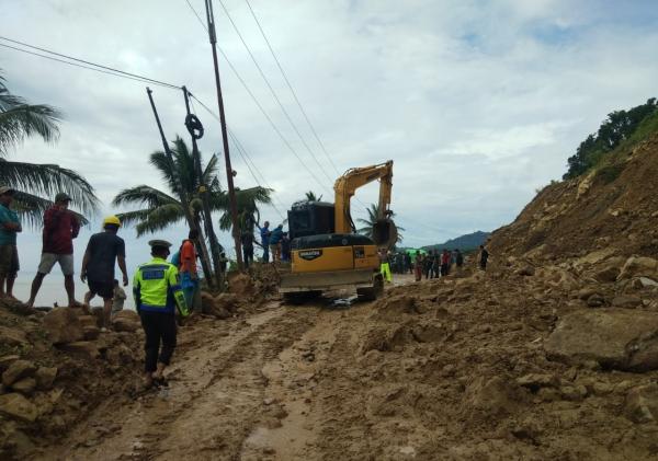 Longsor Tutupi Jalan Trans Sulawesi, Tunda Perjalanan Atau Cari Jalur Alternatif