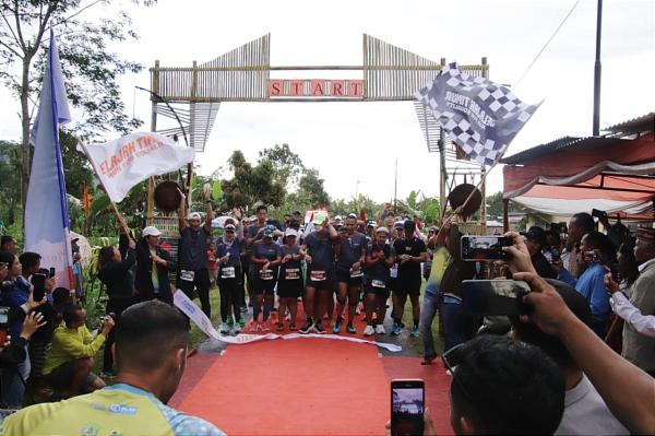 Puluhan Pelari Ultra Marathon Jelajah Timur Flag Off di Cancar