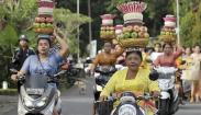 Wow, Hebatnya Perempuan Bali, Naik Motor Bawa Sesajen di Kepala Tanpa Terjatuh