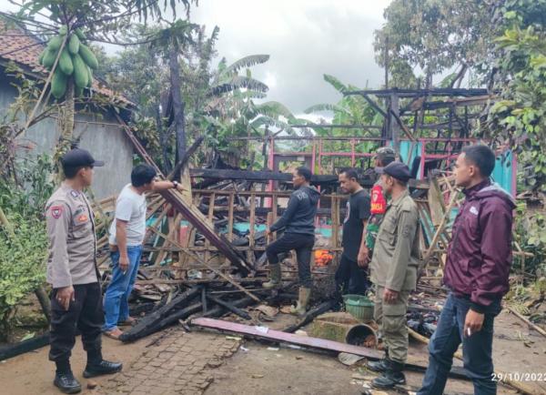 Diduga Akibat Hubungan Arus Pendek Rumah Milik Warga Kecamatan Cimanggu Pandeglang Ludes Terbakar