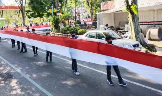 Tunjukan Jiwa Patriotisme Pemuda, Bendera Sepanjang 1 KM Dibentangkan oleh Siswa SMA Salatiga