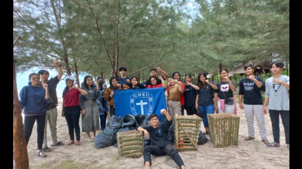 Memperingati Sumpah Pemuda, GMKI Cabang Pangkalpinang Bersih-bersih Pantai