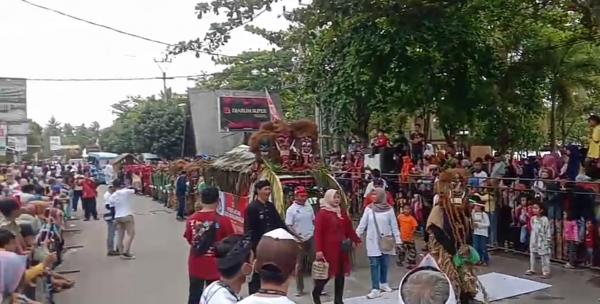Ribuan Warga Turut Memeriahkan Karnaval Budaya Milangkala ke 10 Kabupaten Pangandaran
