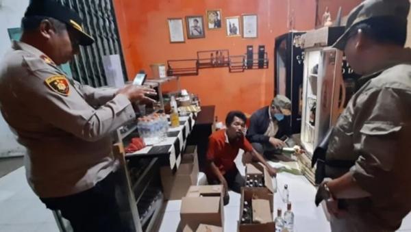 Polisi Gerebek Warung di Bekasi, Ratusan Botol Miras Oplosan Disita