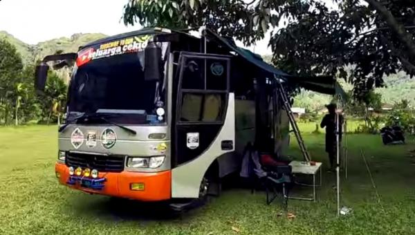 Keluarga Ini Keliling Indonesia Gunakan Bus Bekas yang Dirombak Menjadi Rumah Berjalan