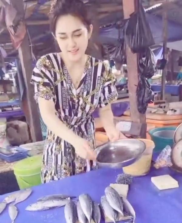 Wanita Cantik Penjual Ikan di Mamuju, Viral di Medsos