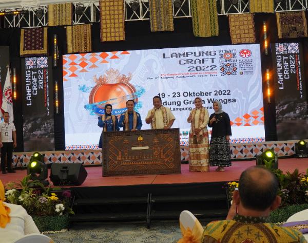 Bupati Way Kanan Didampingi Ketua Dekranasda Hadiri Pembukaan Lampung Craft Ke-III Tahun 2022