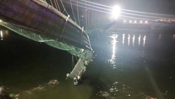 Detik-detik Jembatan Gantung di Gujarat India Ambruk, Ratusan Orang Meninggal