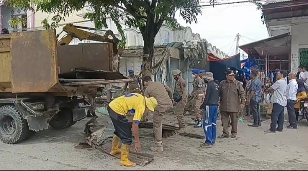 Tim Terpadu Bireuen Bongkar Tujuh Unit Kios di Atas Saluran Irigasi