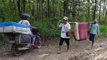 Jalan Rusak! Wanita Hamil yang Meringik Kesakitan, Ditandu Pakai Kain Sarung Menuju Bidan Desa