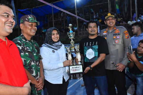 Wabup Madina Atika Azmi Nasution Tutup Turnamen Voli Beringin Jaya Cup