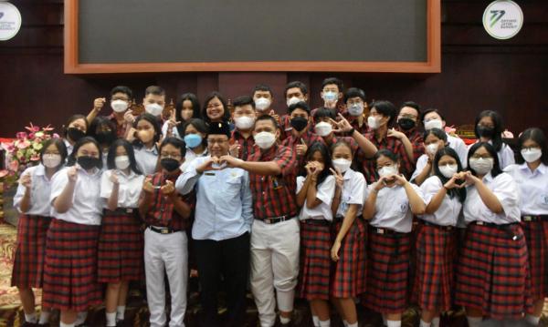 Belajar Demokrasi, Siswa SMA St Carolus Surabaya Kunjungi DPRD Jawa Timur