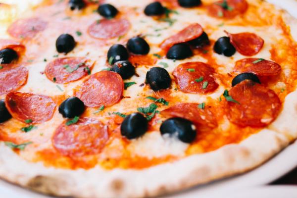 Pizza Rasa Jangkrik Kini Tersaji di Eropa Mulai Hari Ini 