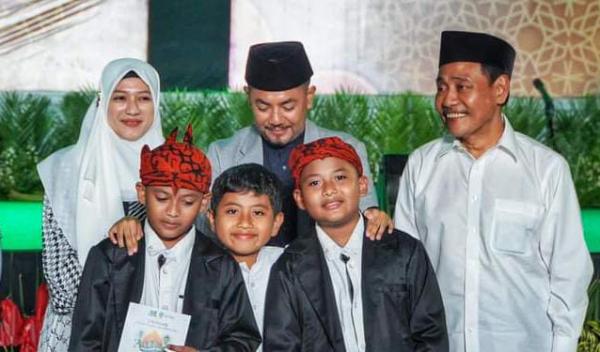 Putra Kembar Gus Haris Wakili Ponpes Zainul Hasan Genggong Bacakan Ikrar Santri Nusantara