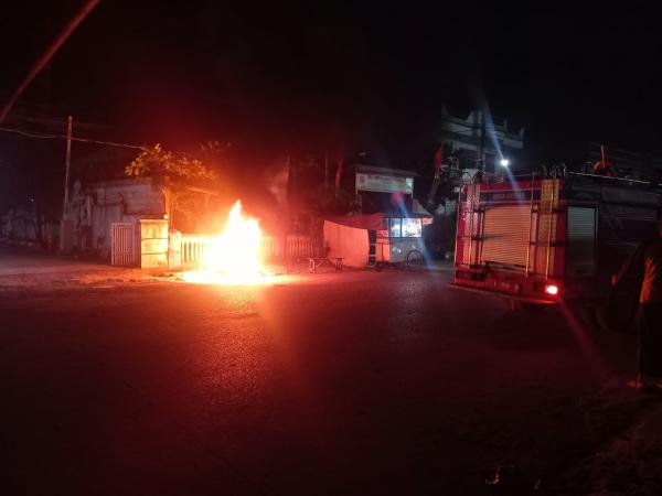 Motor Terbakar Usai Isi BBM di Labuan, Pengendara Panik hingga Jalanan Macet, Petugas Turun Evakuasi
