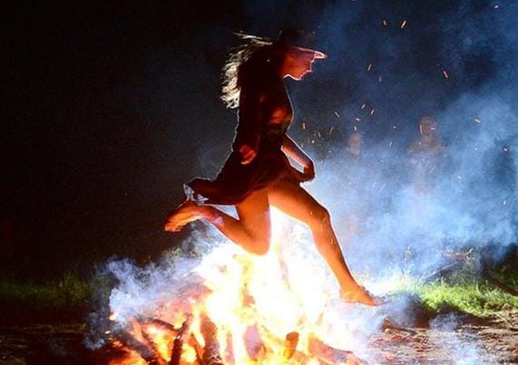 Halloween Versi Ukraina, Ada Tradisi Lompat Api